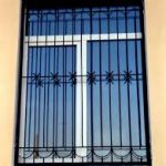 rol-i-naznachenie-metallicheskix-reshetok-na-okna